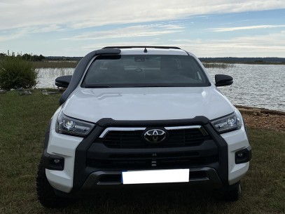 TOYOTA HILUX INVINCIBLE 2