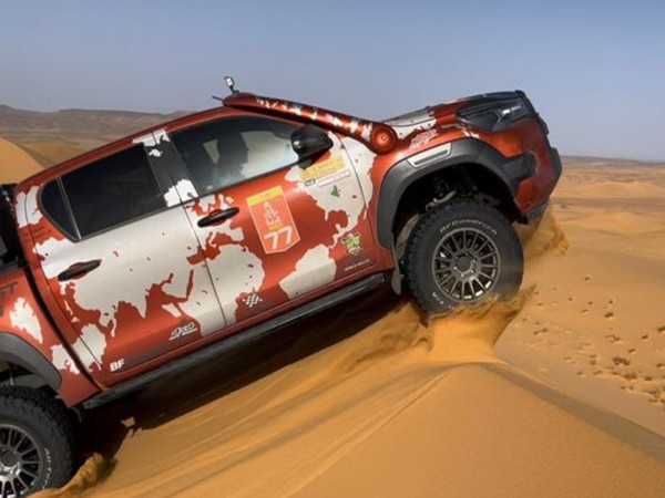 TOYOTA HILUX INVINCIBLE